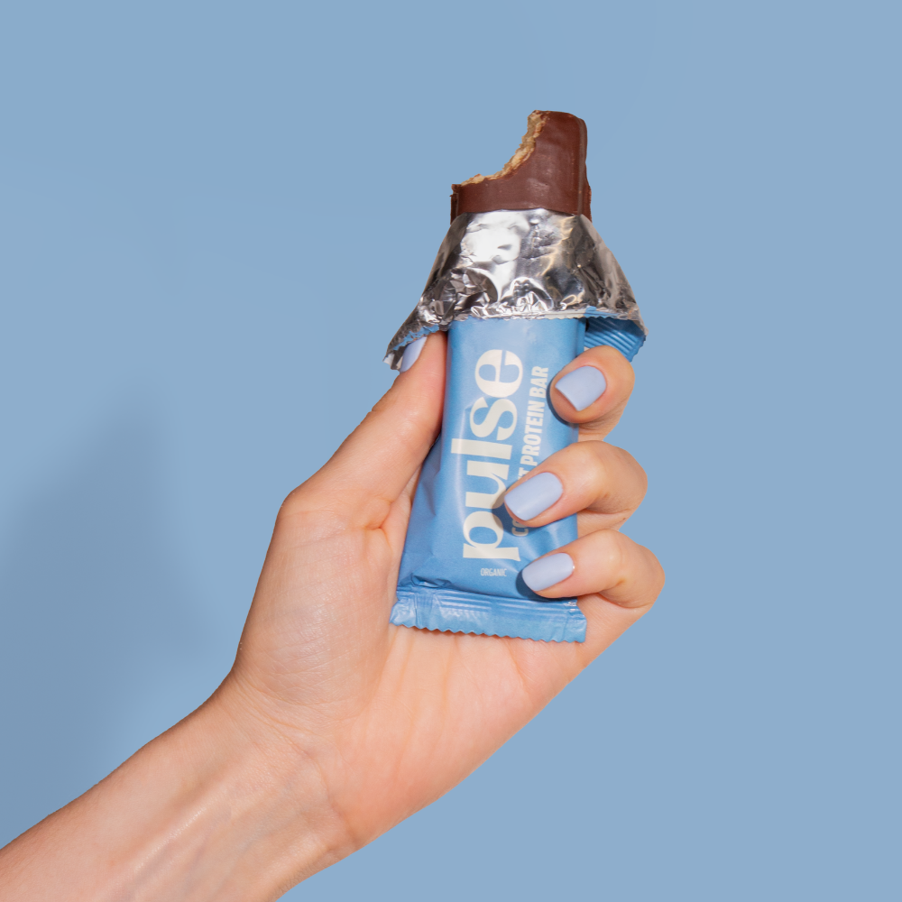 Pulse protein coconut protein bar sur fond bleu