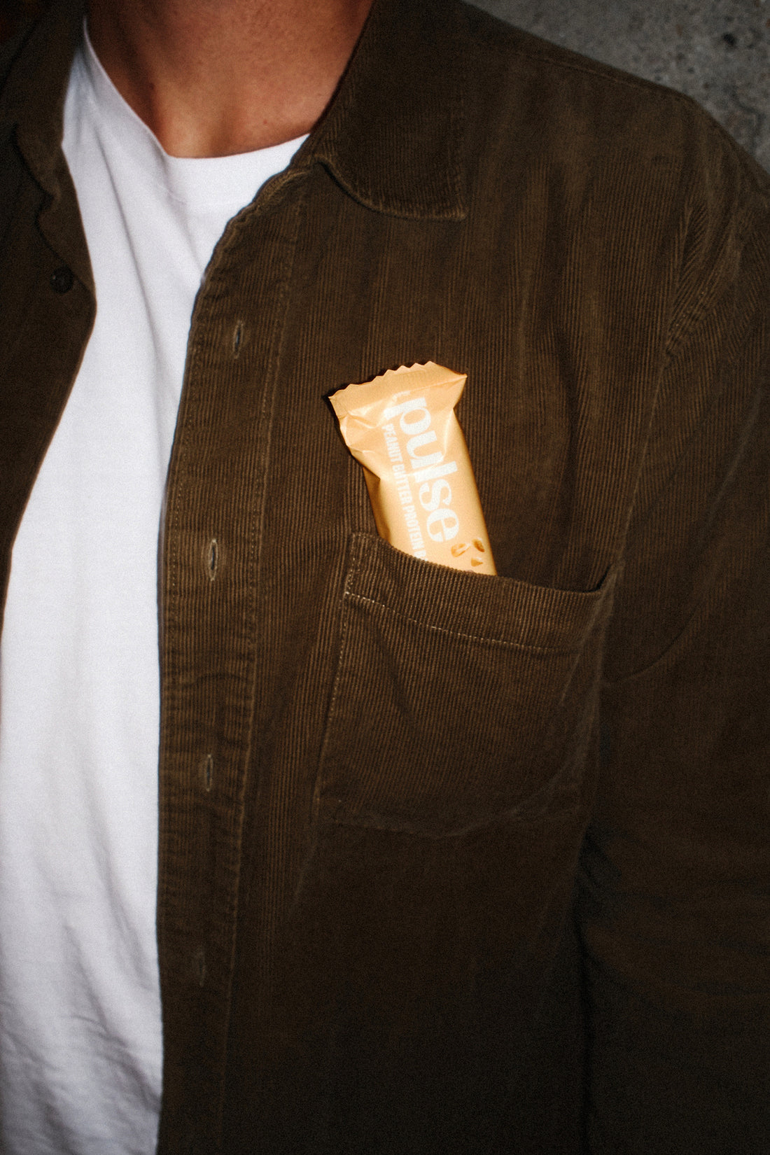 Barre protéinée cacahuète vegan et bio Pulse Protein - Photo dans la poche