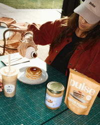Emna Everard mange des pancake du Pancake mix protéiné Pulse avec beurre de cacahuète protéiné Pulse et du sirop d'erable