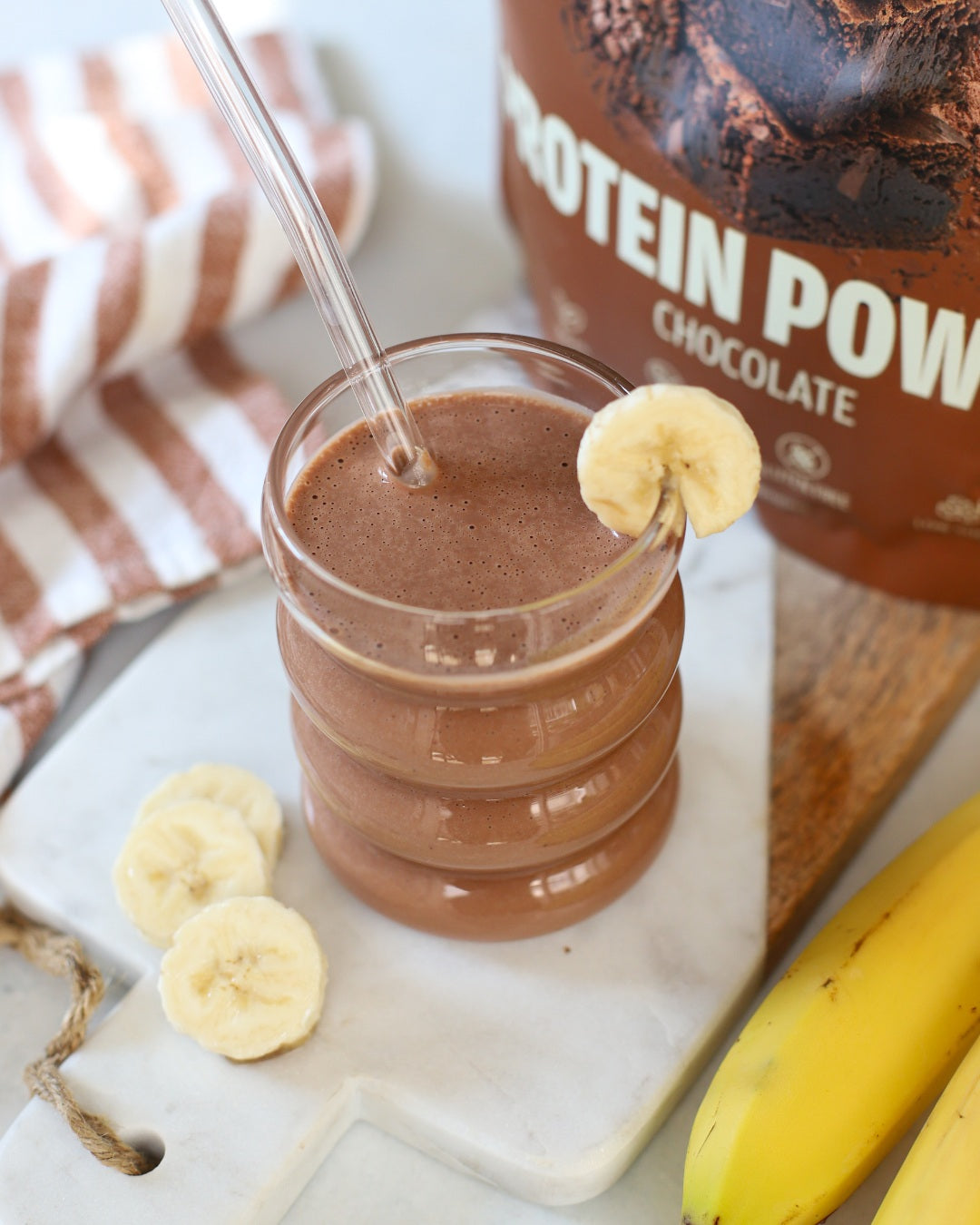 Chocolate-flavored plant-based protein powder 750g